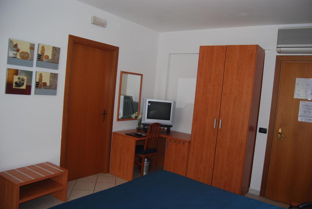 Telma Hotel Терачина Екстериор снимка